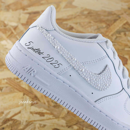 Perles - WEDDING CUSTOM nike Air force 1 custom nacrées pour mariage pour mariée , Chaussures personnalisées prénom et date