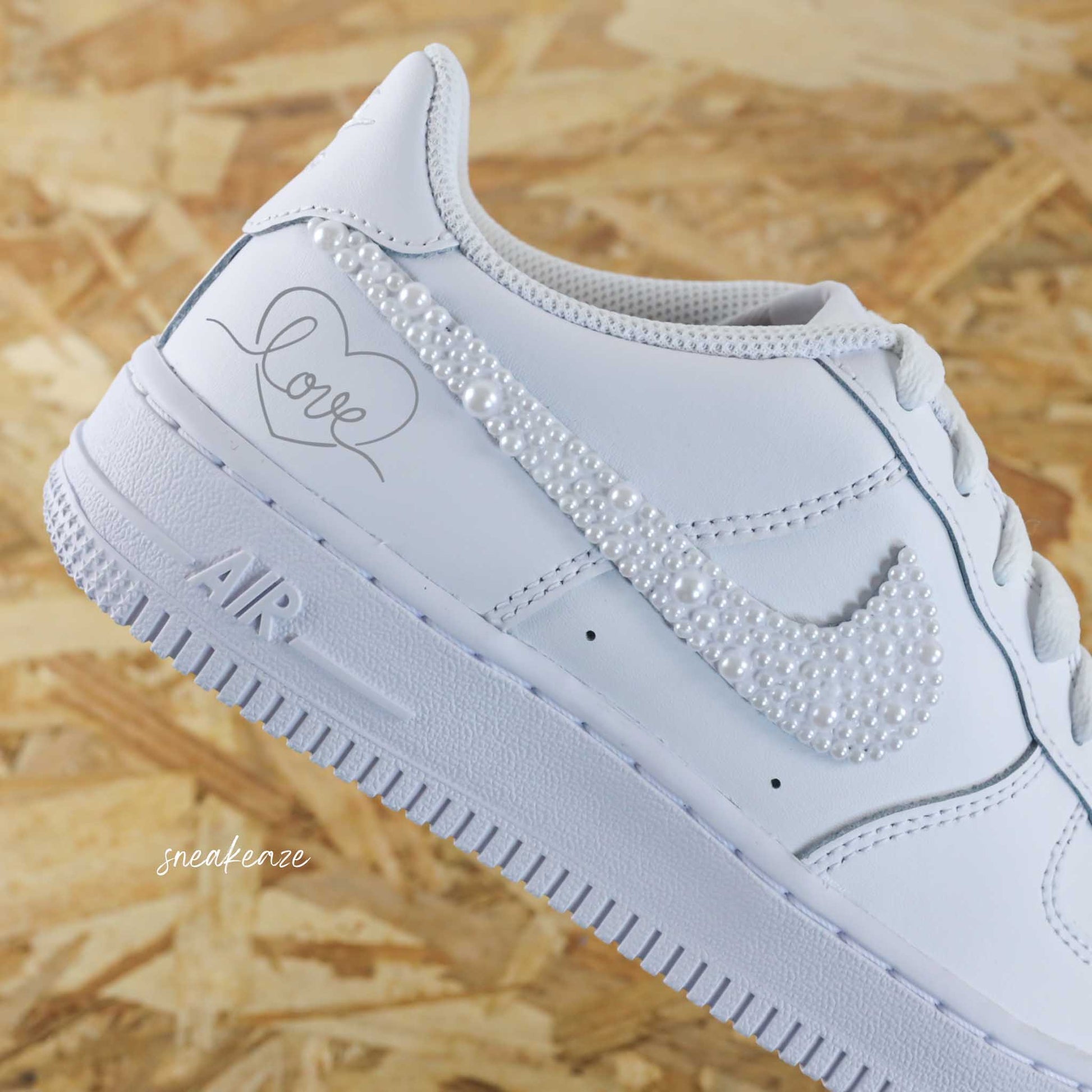 Perles - WEDDING CUSTOM nike Air force 1 custom nacrées pour mariage pour mariée , Chaussures personnalisées prénom et coeur