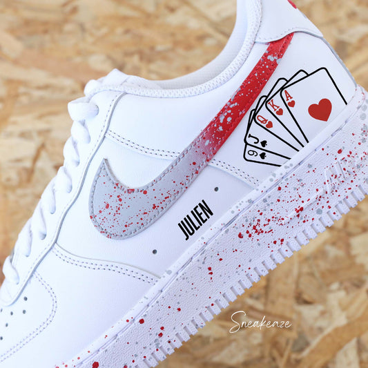 Baskets Nike Air force 1 custom motifs jeu de carte de poker sur côtés extérieurs avec prénom. Signes Nike peints en dégradé rouge et gris avec splash  sneakeaze customs