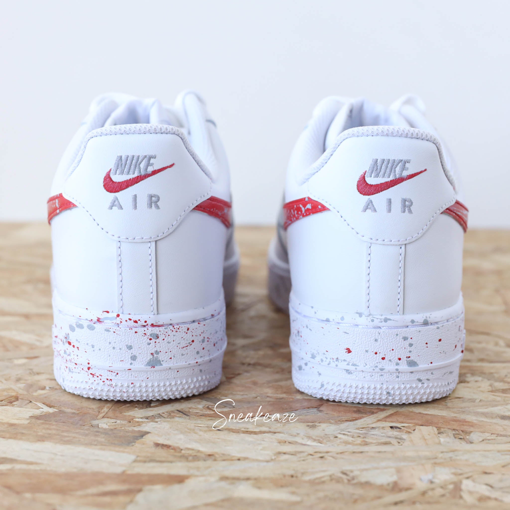 Nike Air Force 1 custom Splash degrade rouge et gris baskets personnalisees sur mesure pour hommes et femmes SNEAKEAZE CUSTOMS