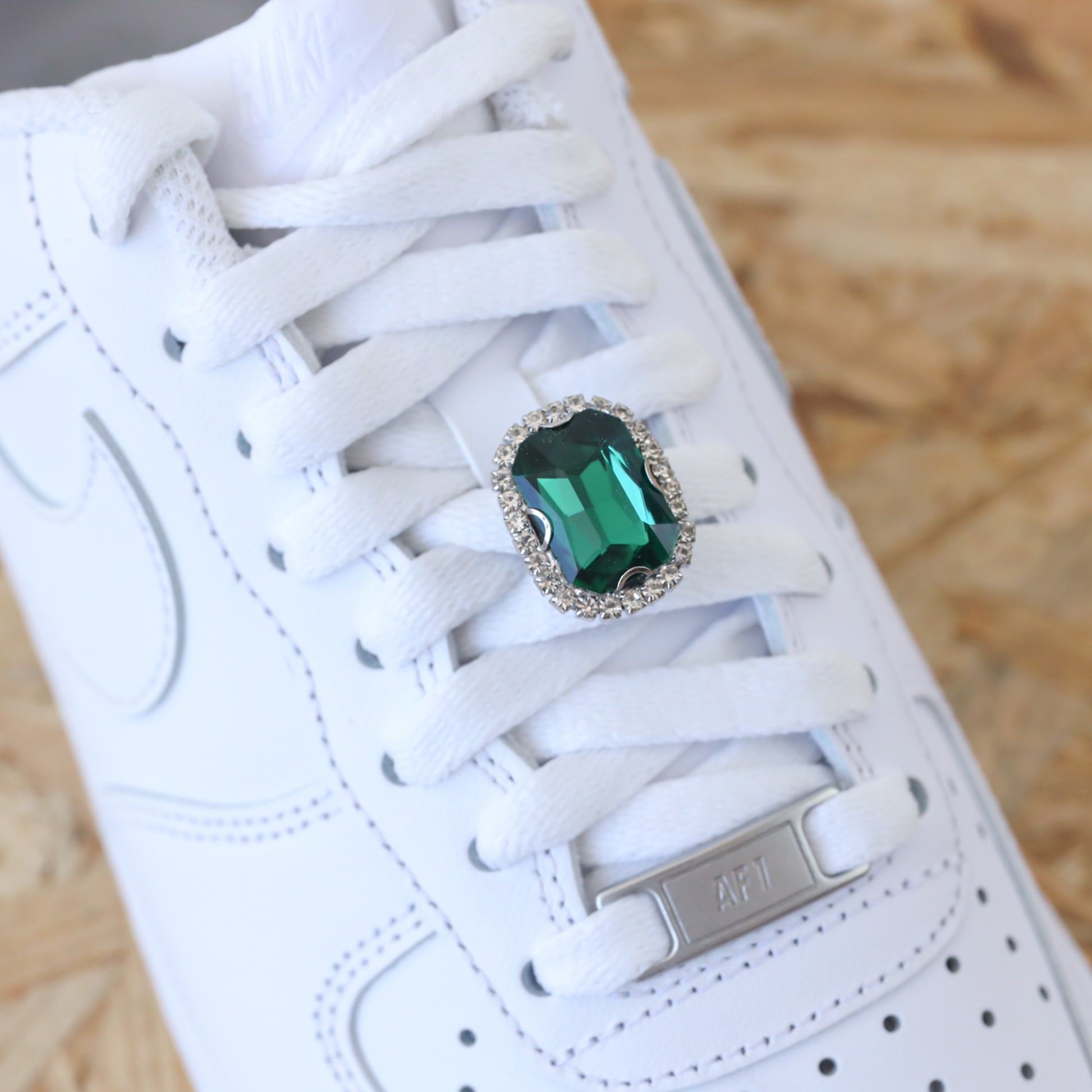 Bijou de lacets pour sneakers nike air force 1 custom et adidas stan smith vert à strass argenté