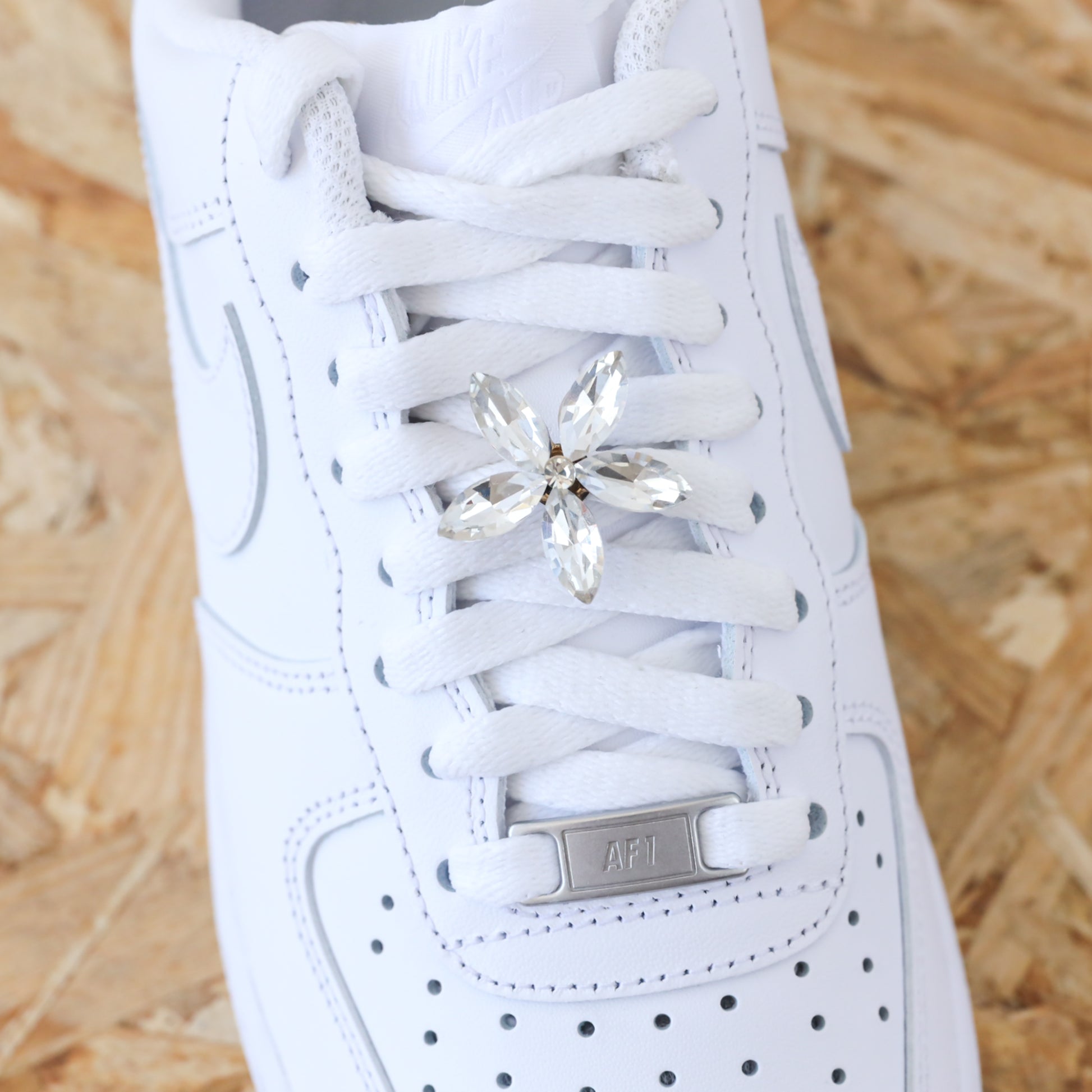 Bijou de lacets pour sneakers nike air force 1 custom et adidas stan smith fleur argenté
