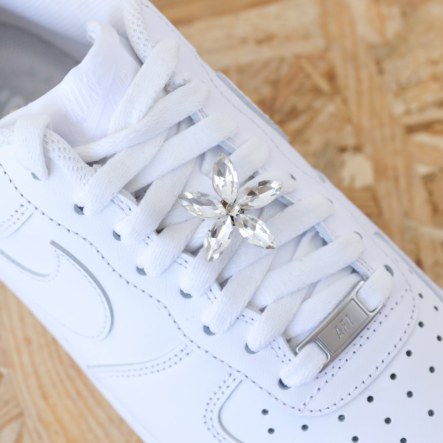 Bijou de lacets pour sneakers nike air force 1 custom et adidas stan smith fleur argenté