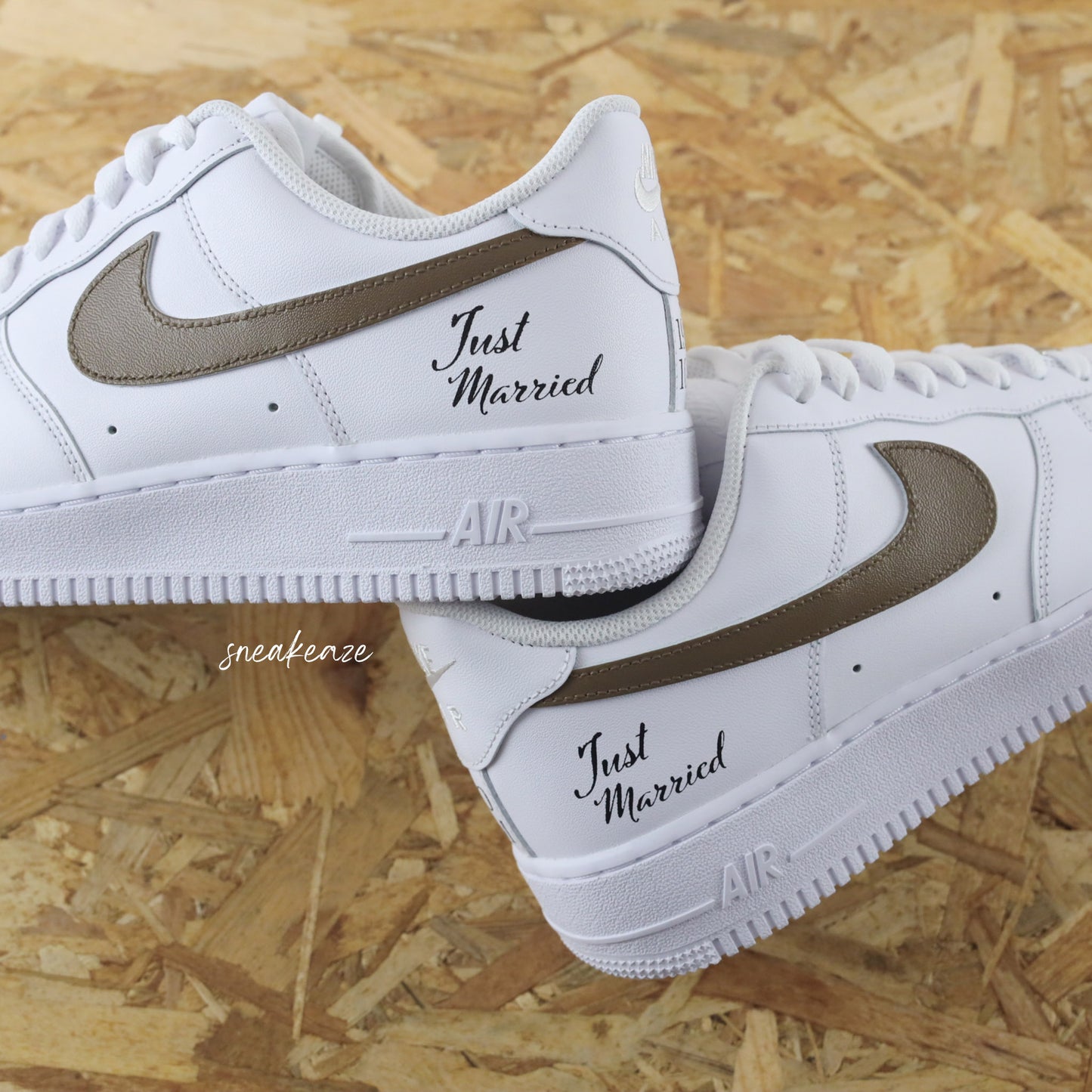 Nike Air Force 1 basses blanches en cuir custom, Démarquez-vous avec une paire de sneakers personnalisable pour votre mariage "just wedding" avec vos initiales et la date du grand jour à l'arrière des baskets. Des sneakers qui sortent vraiment de l’ordinaire pour le jour J. Je dis OUI ! wedding day.