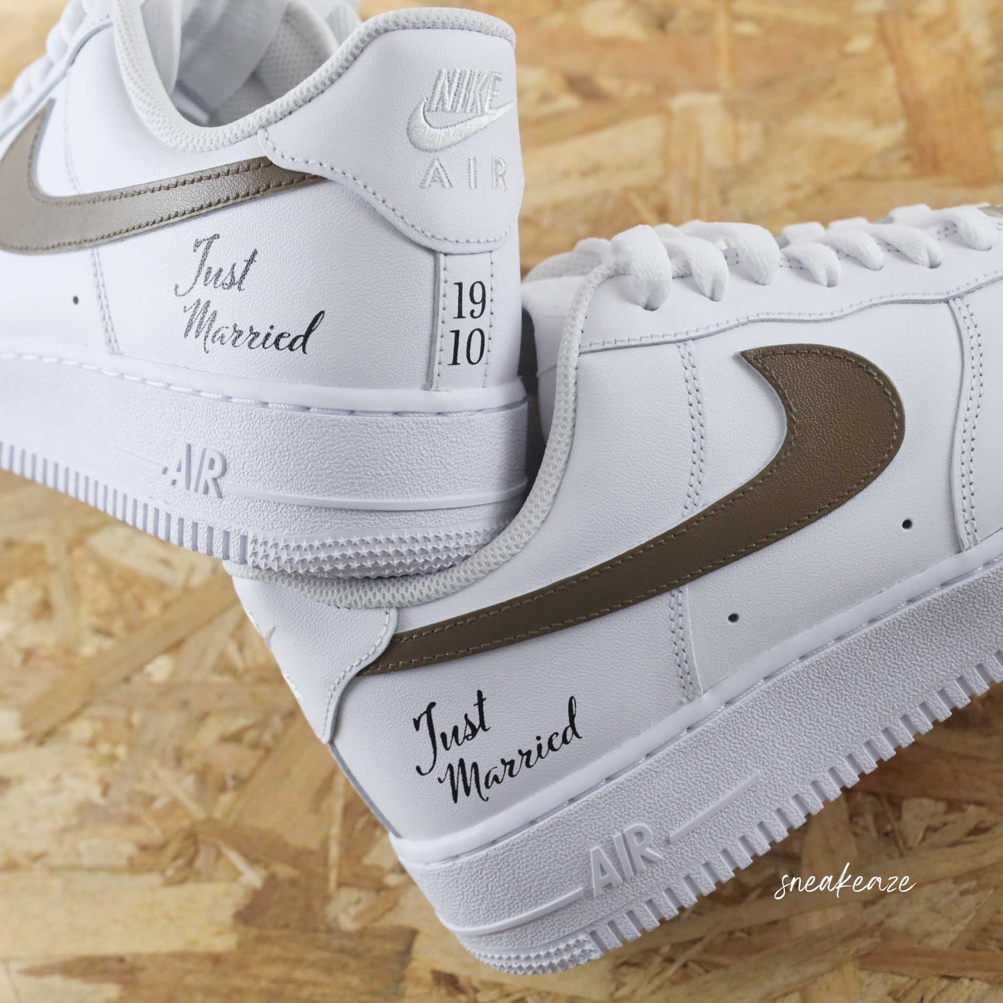 Nike Air Force 1 basses blanches en cuir custom, Démarquez-vous avec une paire de sneakers personnalisable pour votre mariage "just wedding" avec vos initiales et la date du grand jour à l'arrière des baskets. Des sneakers qui sortent vraiment de l’ordinaire pour le jour J. Je dis OUI ! wedding day.