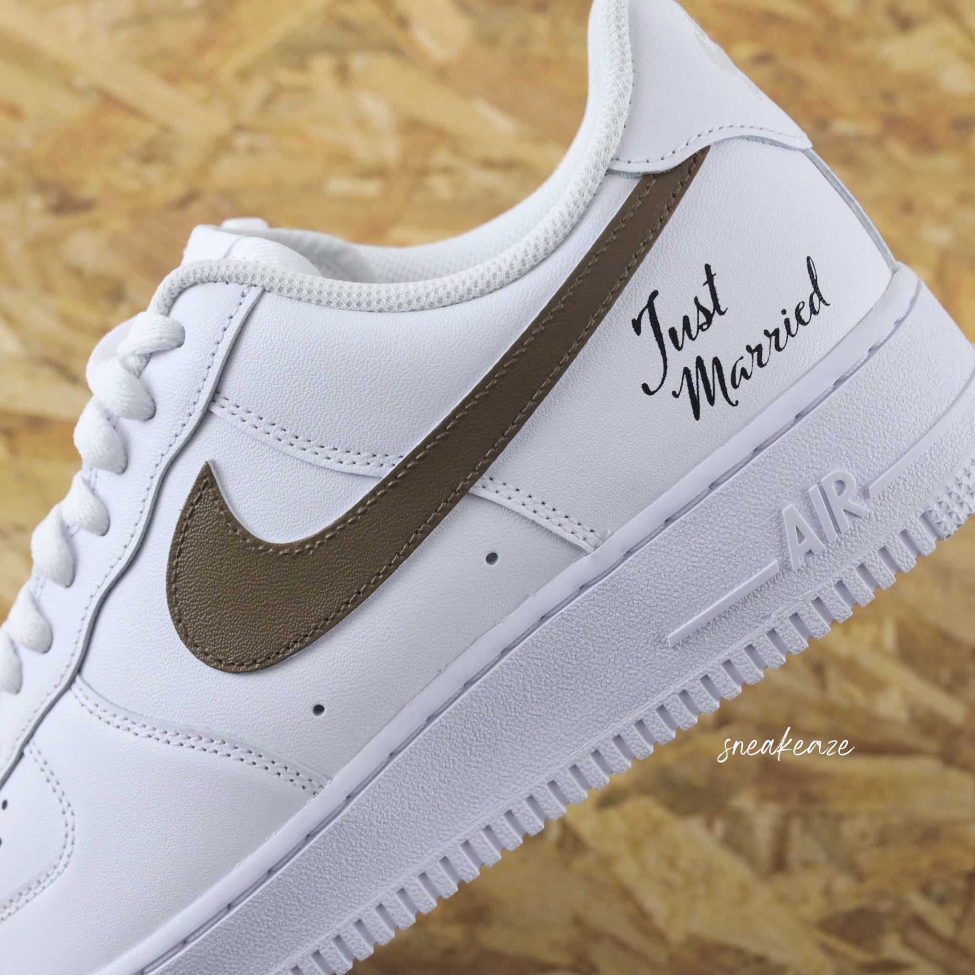 Nike Air Force 1 basses blanches en cuir custom, Démarquez-vous avec une paire de sneakers personnalisable pour votre mariage "just wedding" avec vos initiales et la date du grand jour à l'arrière des baskets. Des sneakers qui sortent vraiment de l’ordinaire pour le jour J. Je dis OUI ! wedding day.