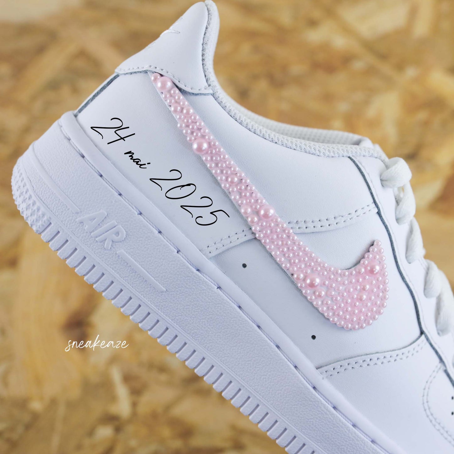 Perles - WEDDING CUSTOM nike Air force 1 custom nacrées pour mariage pour mariée , Chaussures personnalisées prénom et date