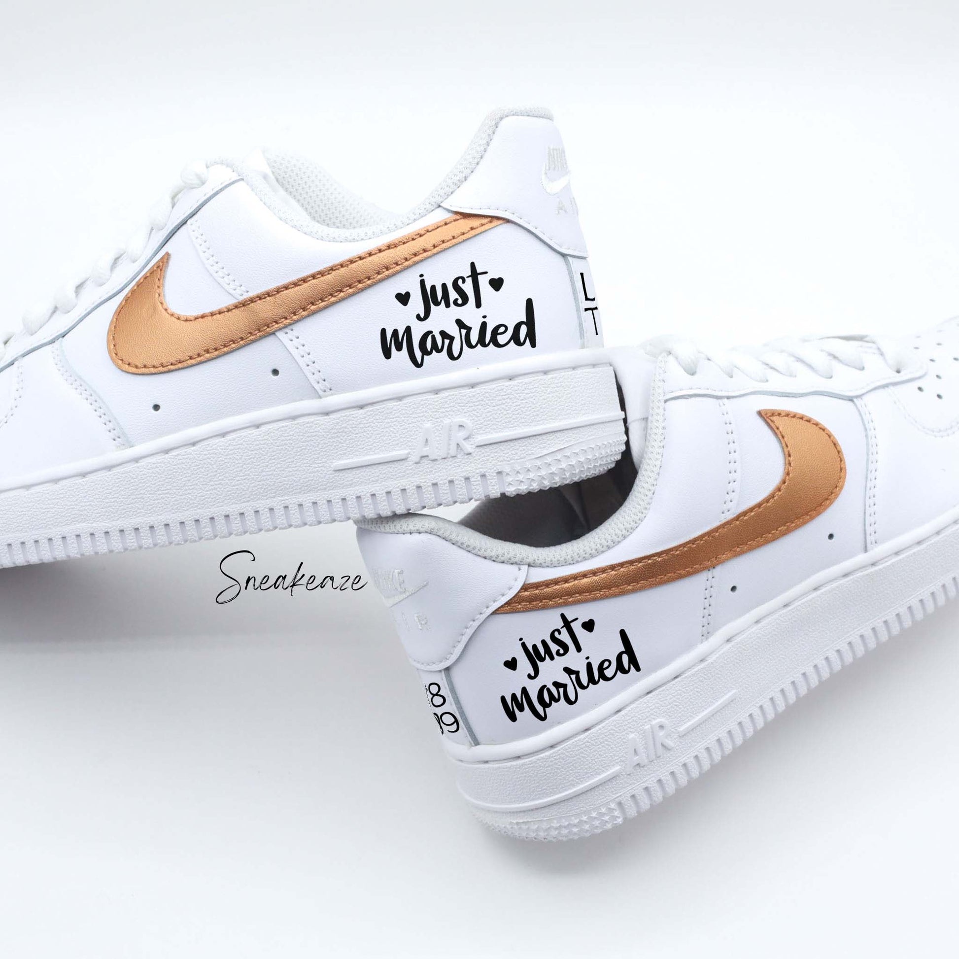 Nike Air Force 1 basses blanches en cuir custom, Démarquez-vous avec une paire de sneakers personnalisable pour votre mariage "just wedding" avec vos initiales et la date du grand jour à l'arrière des baskets. Des sneakers qui sortent vraiment de l’ordinaire pour le jour J. Je dis OUI ! wedding day.