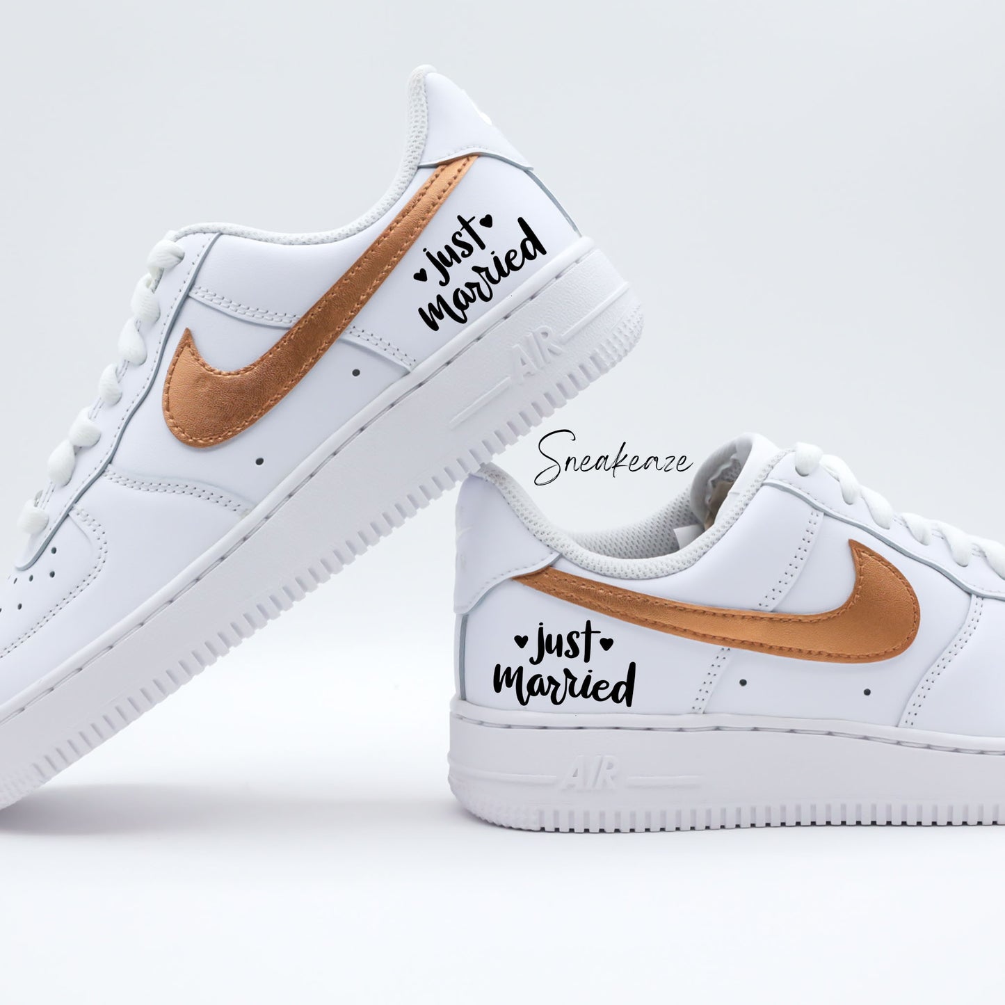 Nike Air Force 1 basses blanches en cuir custom, Démarquez-vous avec une paire de sneakers personnalisable pour votre mariage "just wedding" avec vos initiales et la date du grand jour à l'arrière des baskets. Des sneakers qui sortent vraiment de l’ordinaire pour le jour J. Je dis OUI ! wedding day.