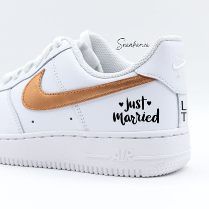 Nike Air Force 1 basses blanches en cuir custom, Démarquez-vous avec une paire de sneakers personnalisable pour votre mariage "just wedding" avec vos initiales et la date du grand jour à l'arrière des baskets. Des sneakers qui sortent vraiment de l’ordinaire pour le jour J. Je dis OUI ! wedding day.