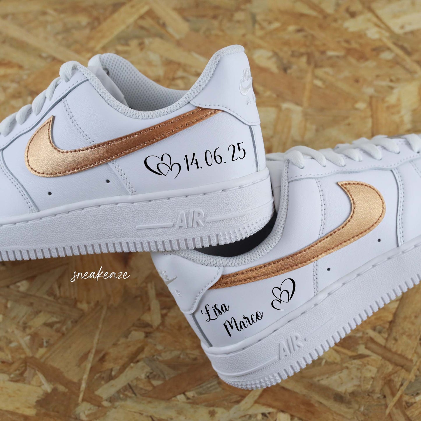 Nike Air Force 1 basses blanches en cuir personnalisées pour mariage, Démarquez-vous avec une paire de sneakers personnalisable avec l'inscription de vos prénoms et la date du jour J accompagné du signe nike en couleur bronze métallisé