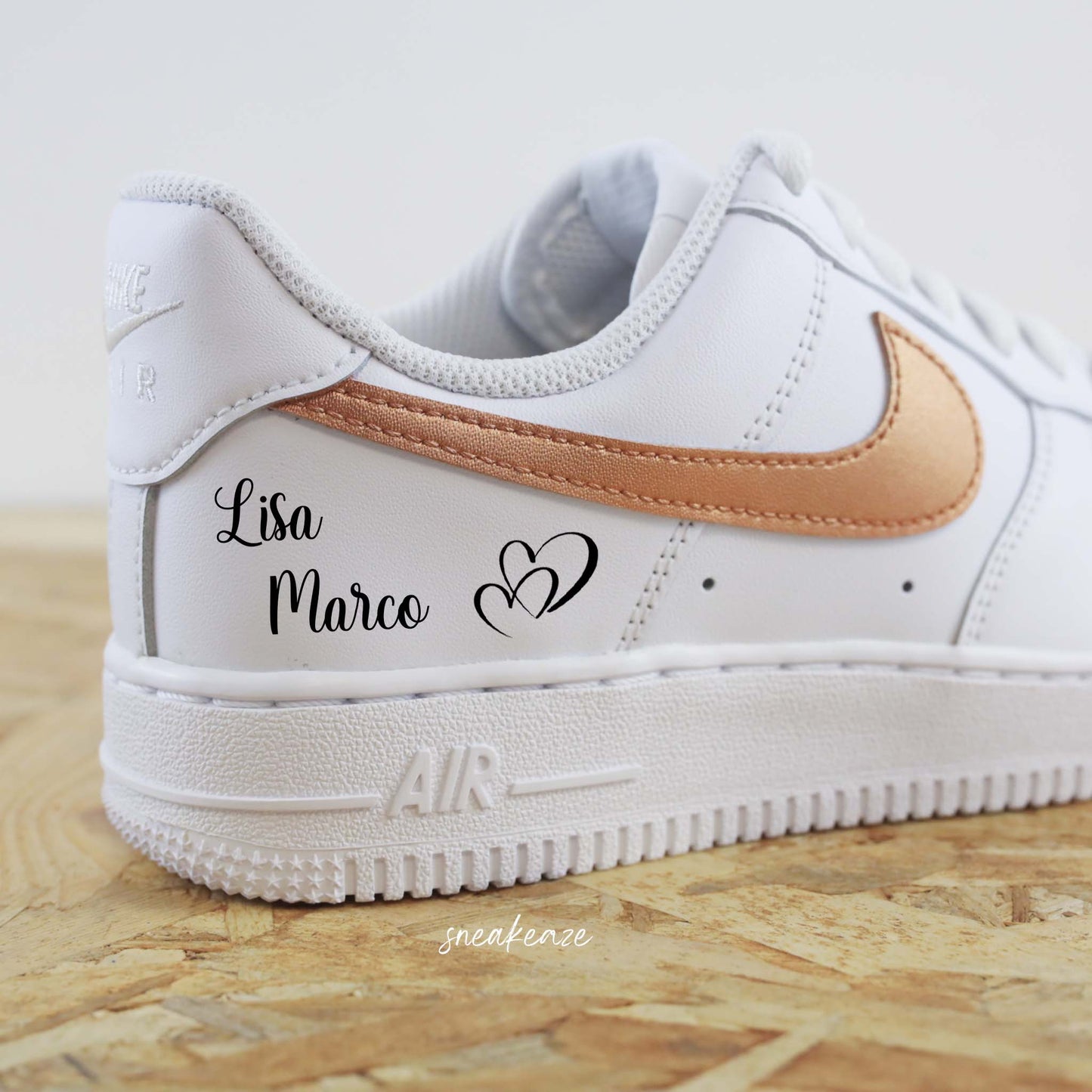 Nike Air Force 1 basses blanches en cuir personnalisées pour mariage, Démarquez-vous avec une paire de sneakers personnalisable avec l'inscription de vos prénoms et la date du jour J accompagné du signe nike en couleur bronze métallisé