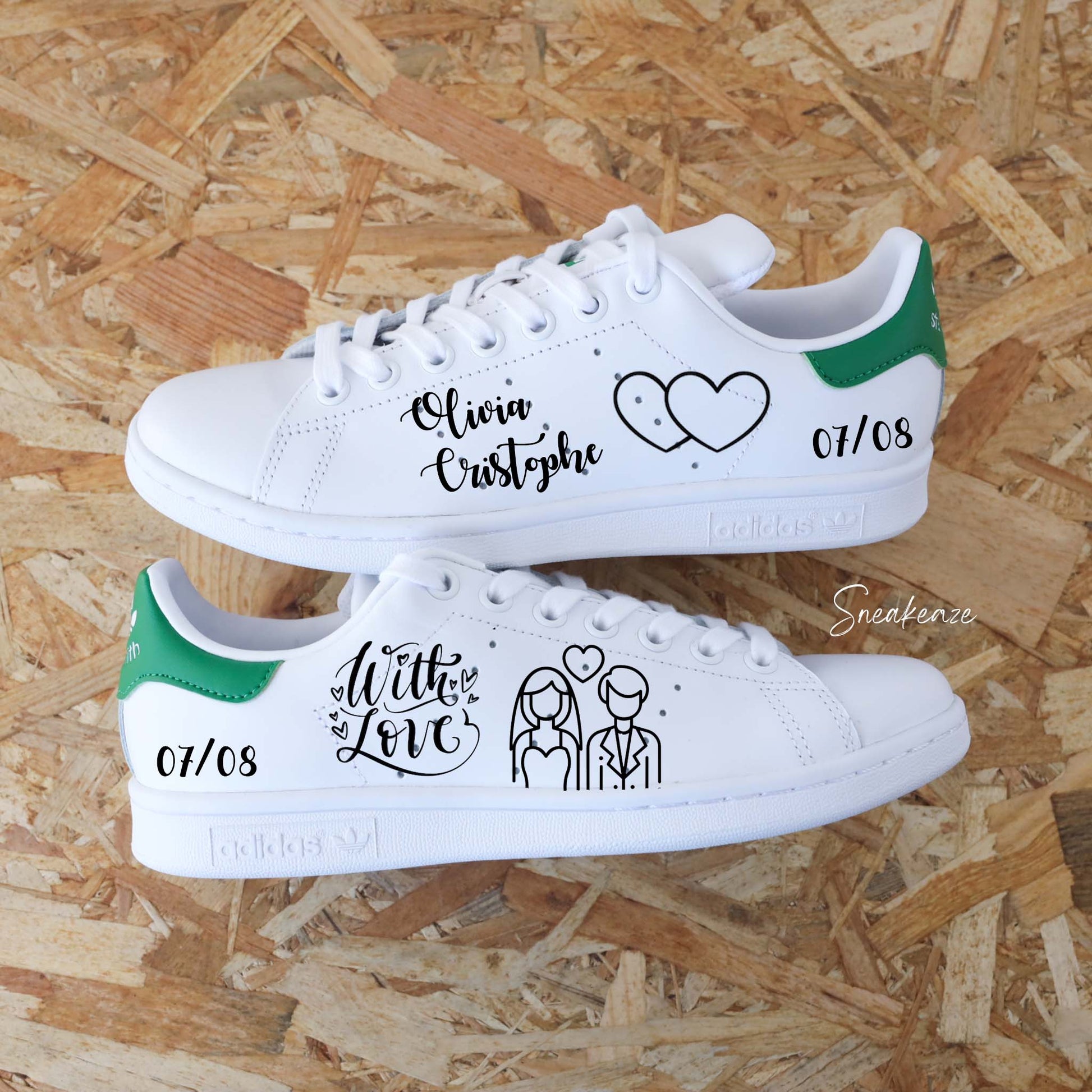 Adidas Stan smith custom pour mariage thème romantique. Inscription de la date et des prénoms des mariés ainsi que "with love" - dessin de mariés- sneakeaze custom skz wedding