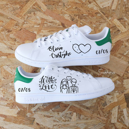 Adidas Stan smith custom pour mariage thème romantique. Inscription de la date et des prénoms des mariés ainsi que "with love" - dessin de mariés- sneakeaze custom skz wedding