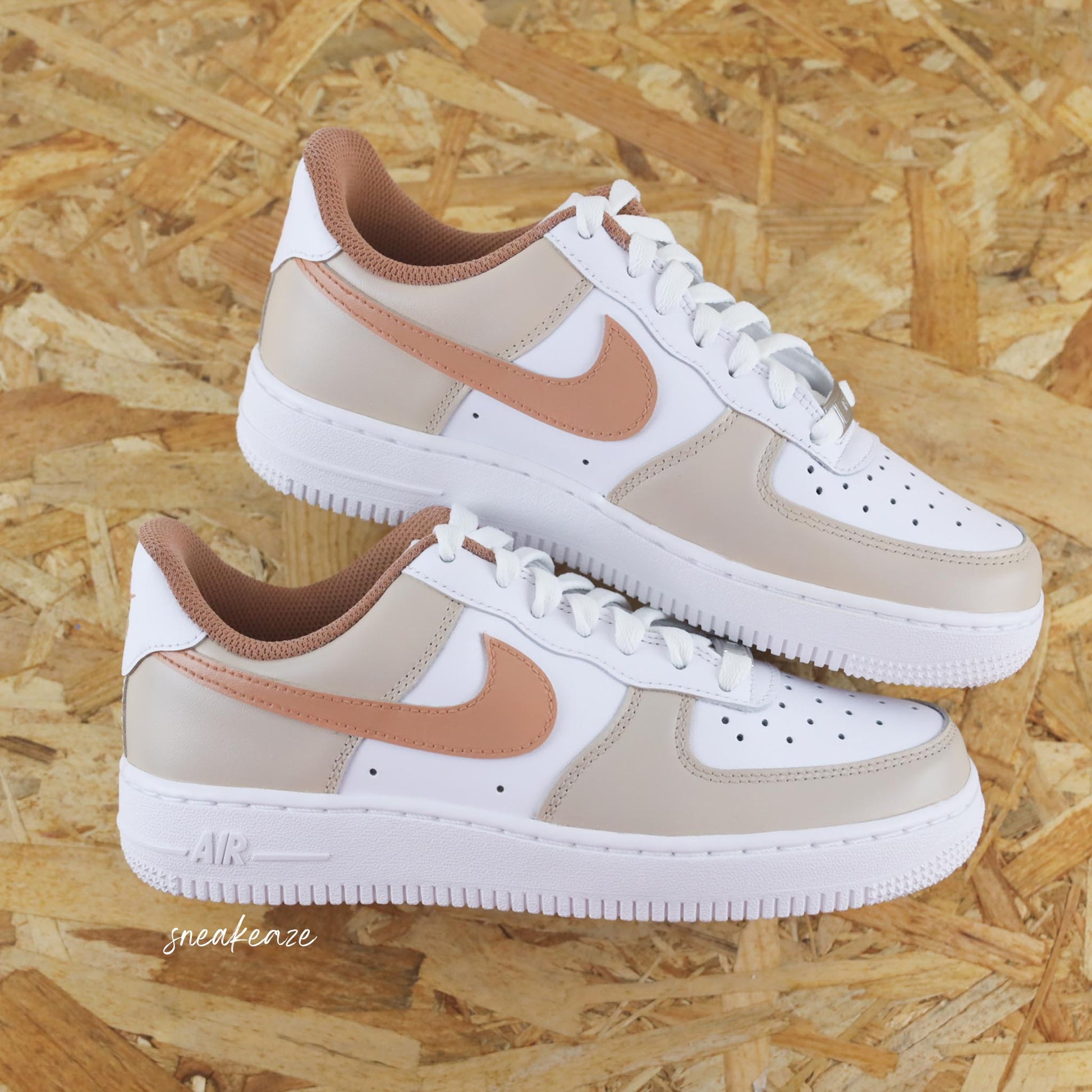 baskets Nike Air Force 1 custom  - Beige & marron clair baskets personnalisées à la main pour homme et femme sneakeaze skz customs