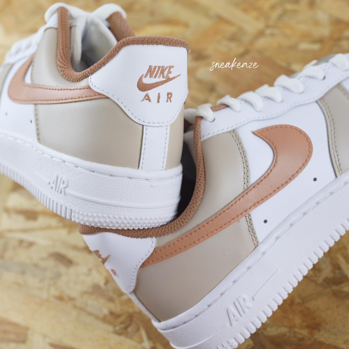 baskets Nike Air Force 1 custom  - Beige & marron clair baskets personnalisées à la main pour homme et femme sneakeaze skz customs