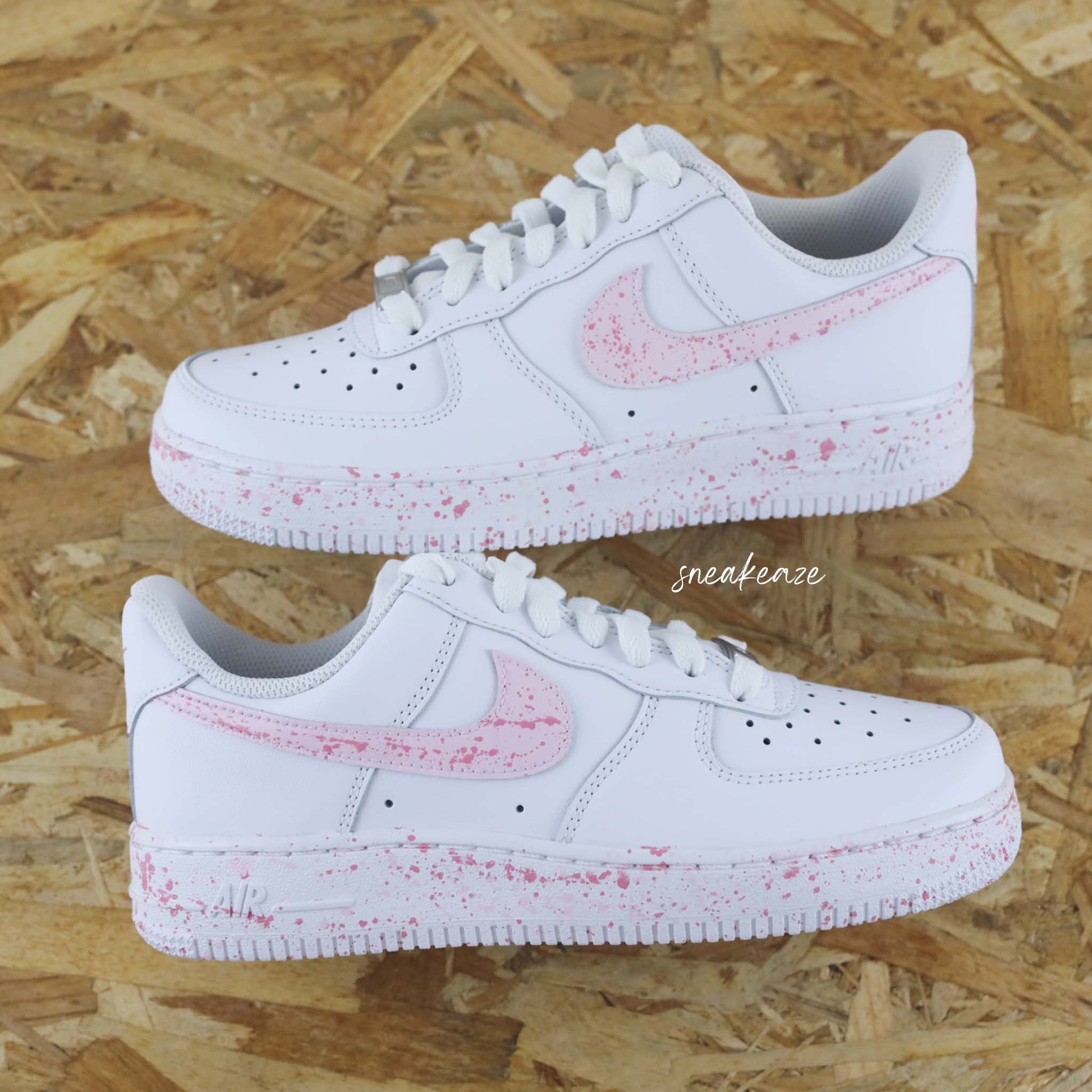 Baskets nike air force 1 personnalisées rose clair - chaussures custom splash baby pink taches de peinture pastel sneakeaze customs skz