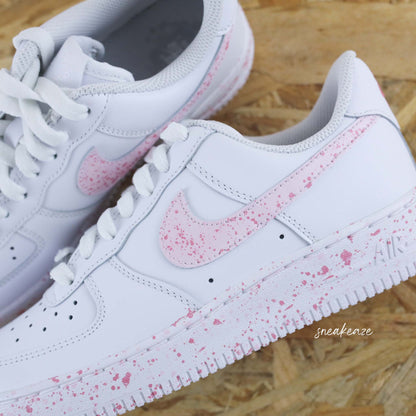 Baskets nike air force 1 personnalisées rose clair - chaussures custom splash baby pink taches de peinture pastel sneakeaze customs skz