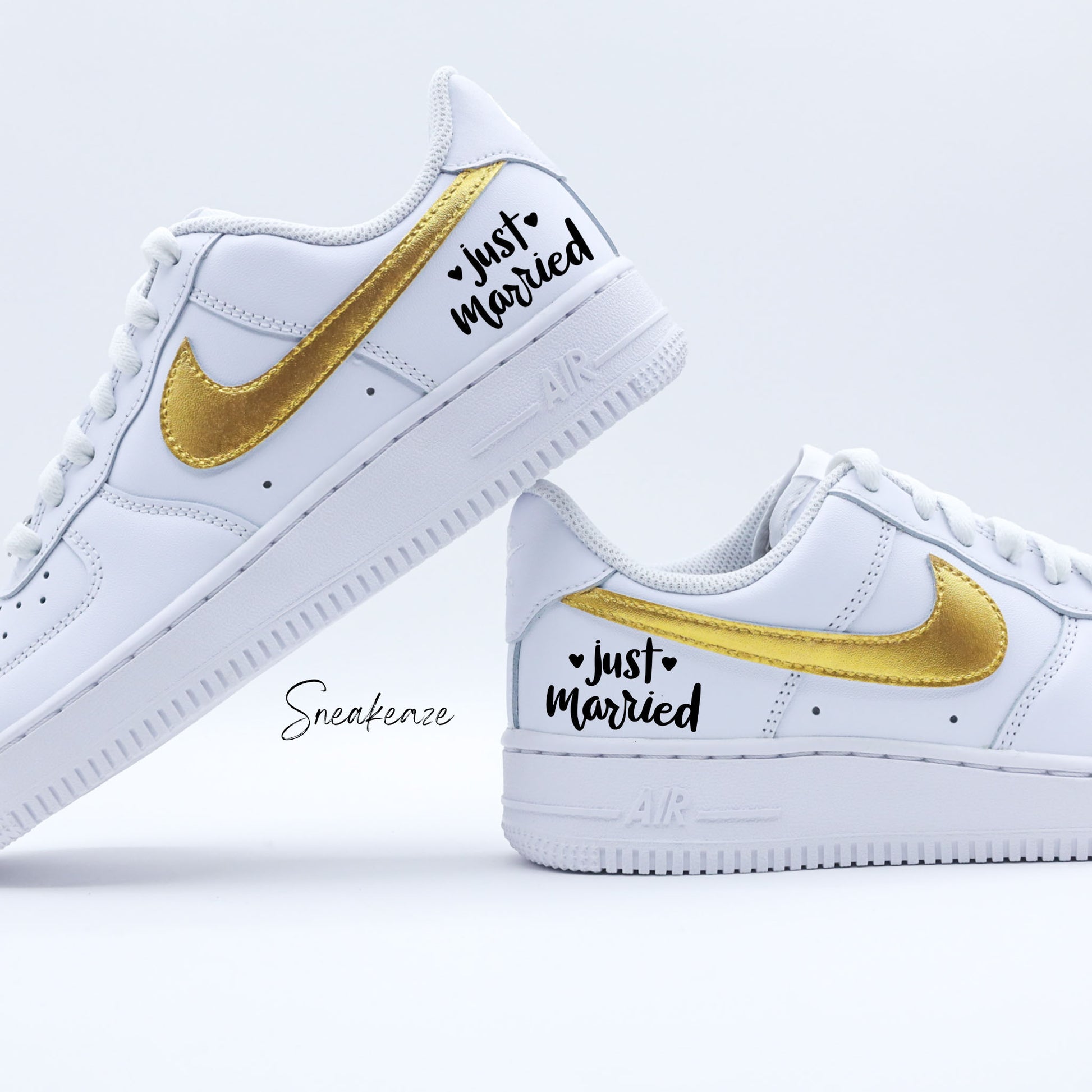 Nike Air Force 1 basses blanches en cuir custom, Démarquez-vous avec une paire de sneakers personnalisable pour votre mariage "just wedding" avec vos initiales et la date du grand jour à l'arrière des baskets. Des sneakers qui sortent vraiment de l’ordinaire pour le jour J. Je dis OUI ! wedding day.