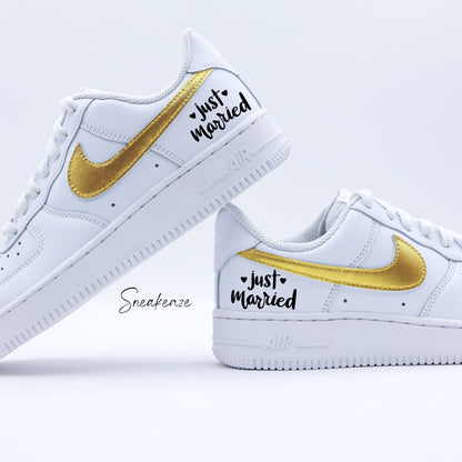 Nike Air Force 1 basses blanches en cuir custom, Démarquez-vous avec une paire de sneakers personnalisable pour votre mariage "just wedding" avec vos initiales et la date du grand jour à l'arrière des baskets. Des sneakers qui sortent vraiment de l’ordinaire pour le jour J. Je dis OUI ! wedding day.