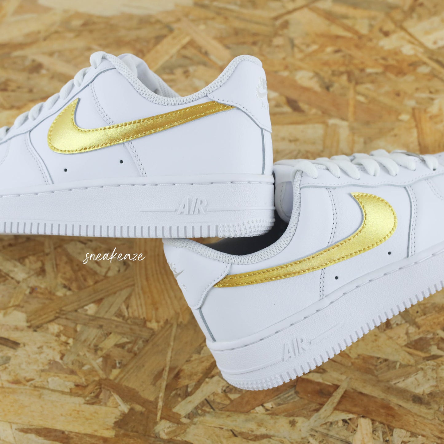 baskets personnalisées Nike Air Force 1 custom - Metallic gold Swoosh - doré brillant - Sneakeaze Customs SKZ