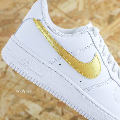 baskets personnalisées Nike Air Force 1 custom - Metallic gold Swoosh - doré brillant - Sneakeaze Customs SKZ