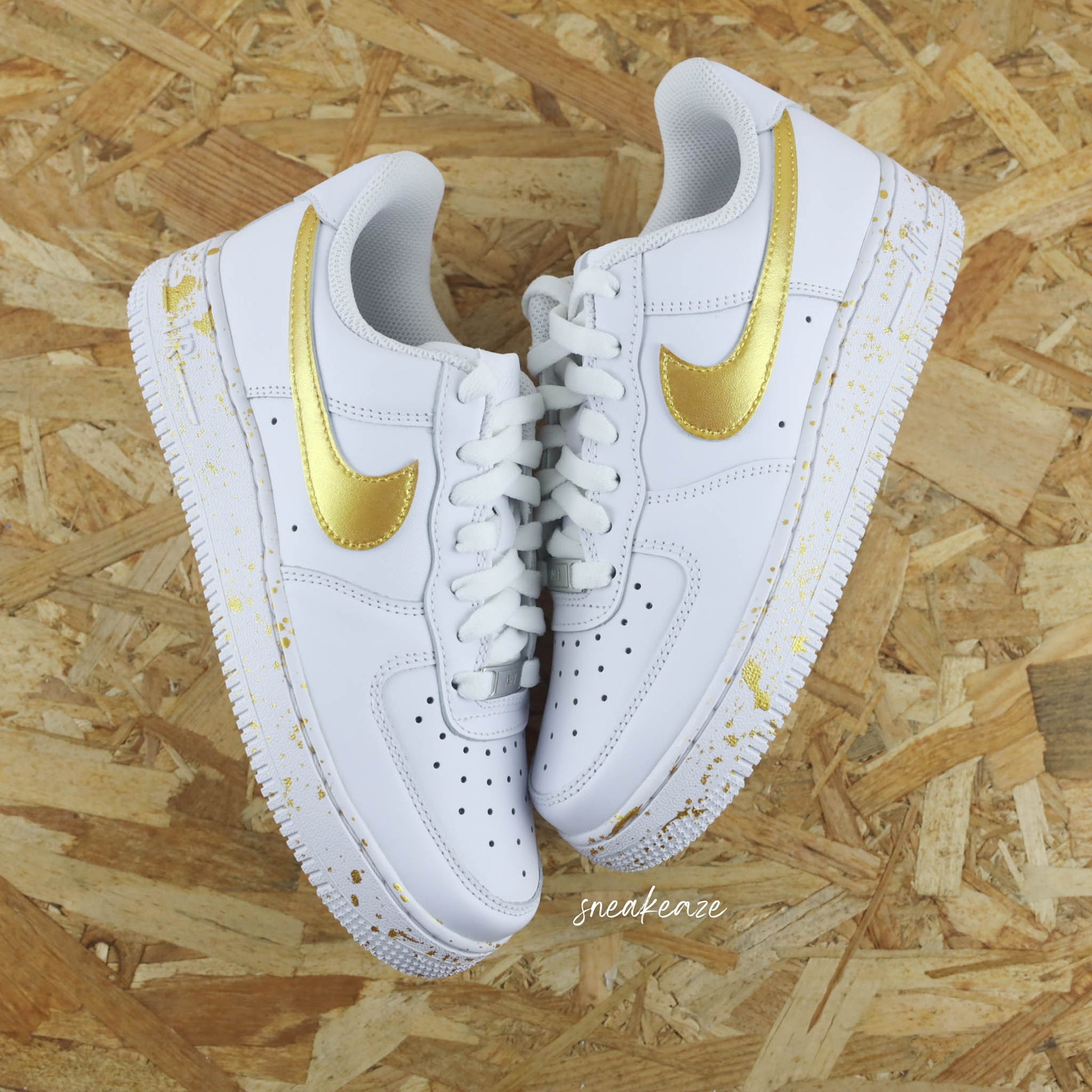 baskets personnalisées Nike Air Force 1 custom - splash Metallic gold Swoosh - doré brillant - Sneakeaze Customs SKZ