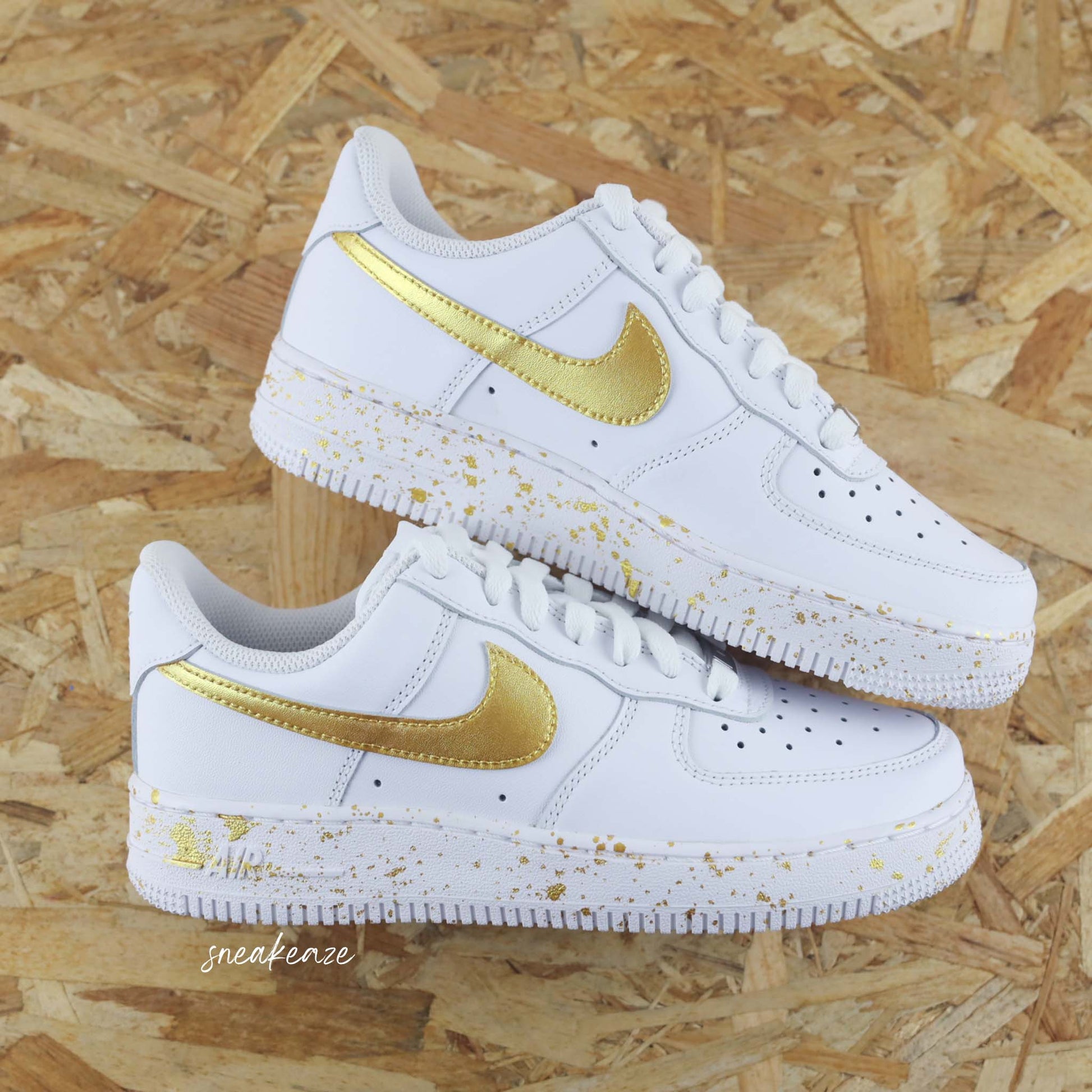 baskets personnalisées Nike Air Force 1 custom - splash Metallic gold Swoosh - doré brillant - Sneakeaze Customs SKZ