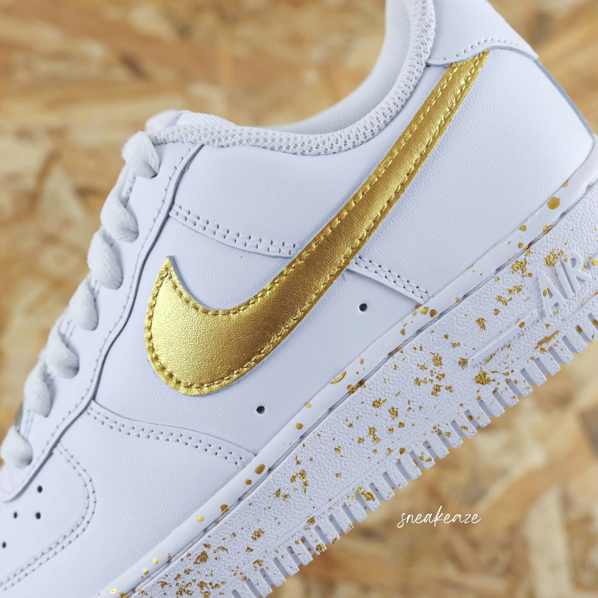 baskets personnalisées Nike Air Force 1 custom - splash Metallic gold Swoosh - doré brillant - Sneakeaze Customs SKZ