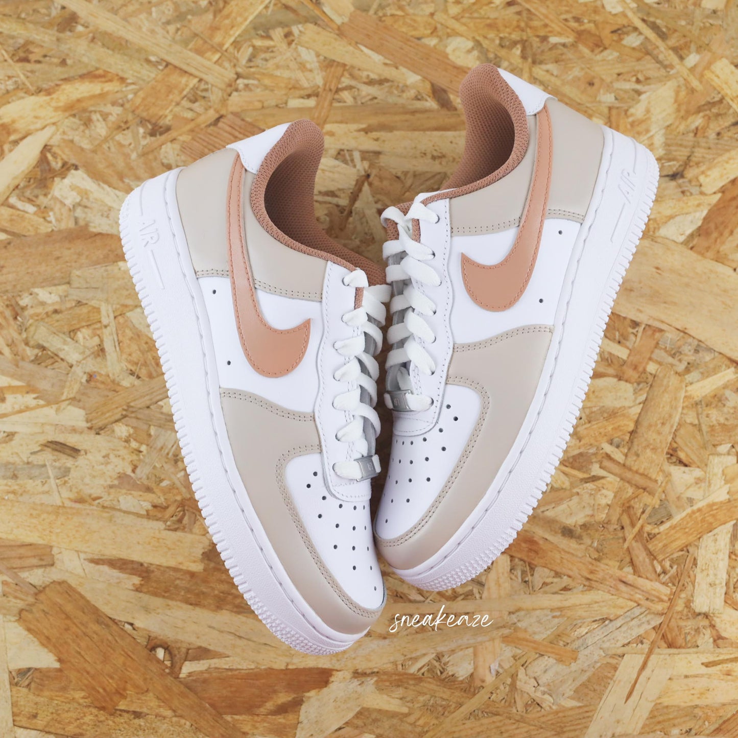 baskets Nike Air Force 1 custom  - Beige & marron clair baskets personnalisées à la main pour homme et femme sneakeaze skz customs