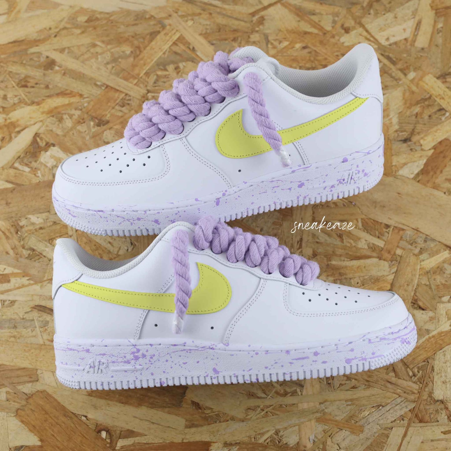 Baskets Nike Air Force 1 custom Lacets Corde lila pastel et swoosh peint couleur jaune clair. Splash sur les semelles assortis sneakers rope laces sneakeaze custom