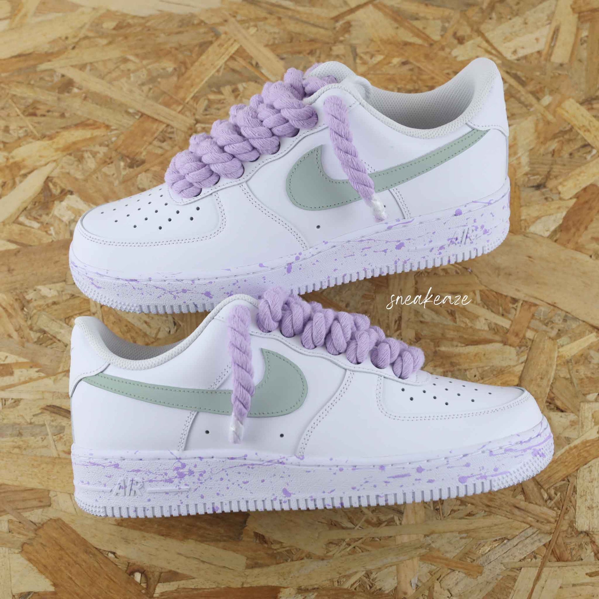 Baskets Nike Air Force 1 custom Lacets Corde lila pastel et swoosh peint couleur vert de gris clair. Splash sur les semelles assortis sneakers rope laces sneakeaze custom