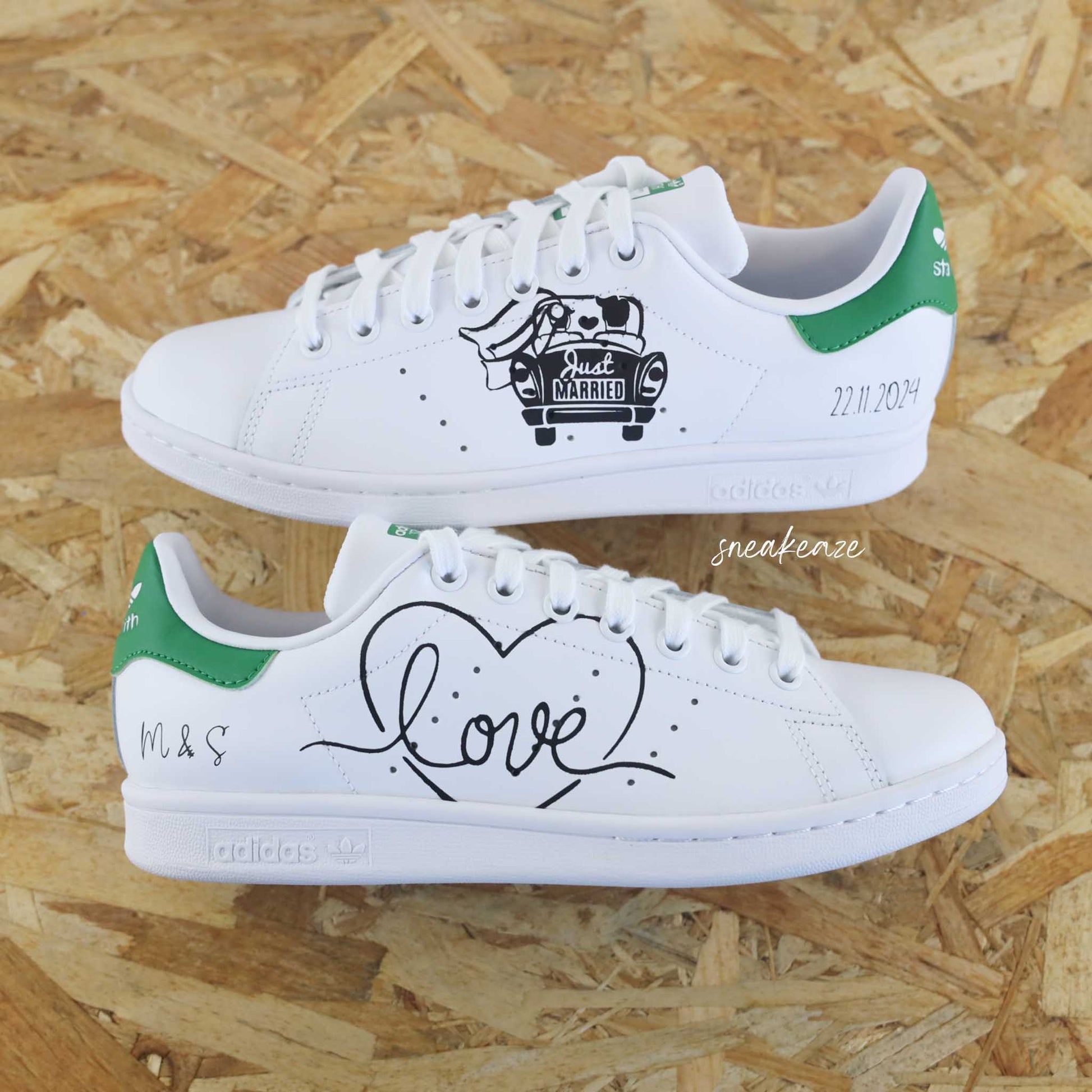 Baskets Adidas Stan smith custom - modèle mariage l'amour en voiture avec inscription de la date et des initiales sneakeaze custom