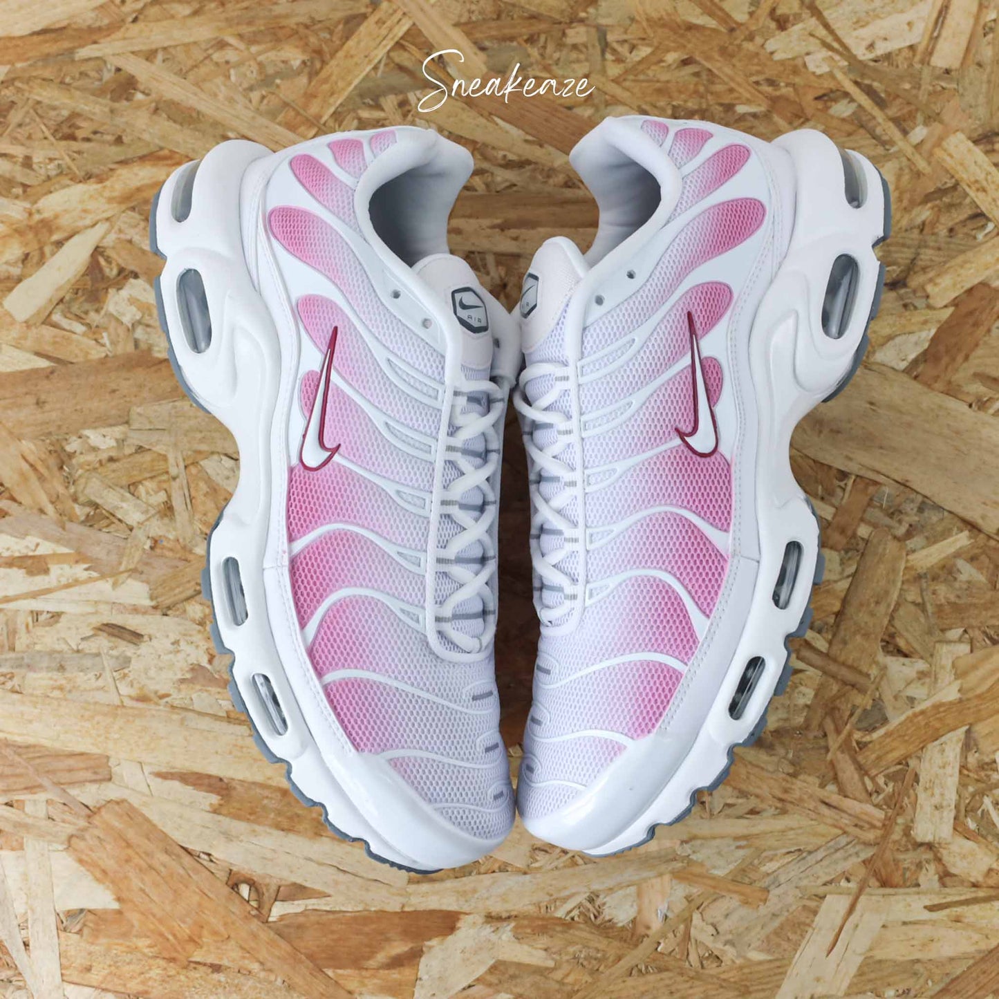 Baskets Nike Air Max Plus tuned (TN) custom dégradé rose pastel sneakeaze skz custom