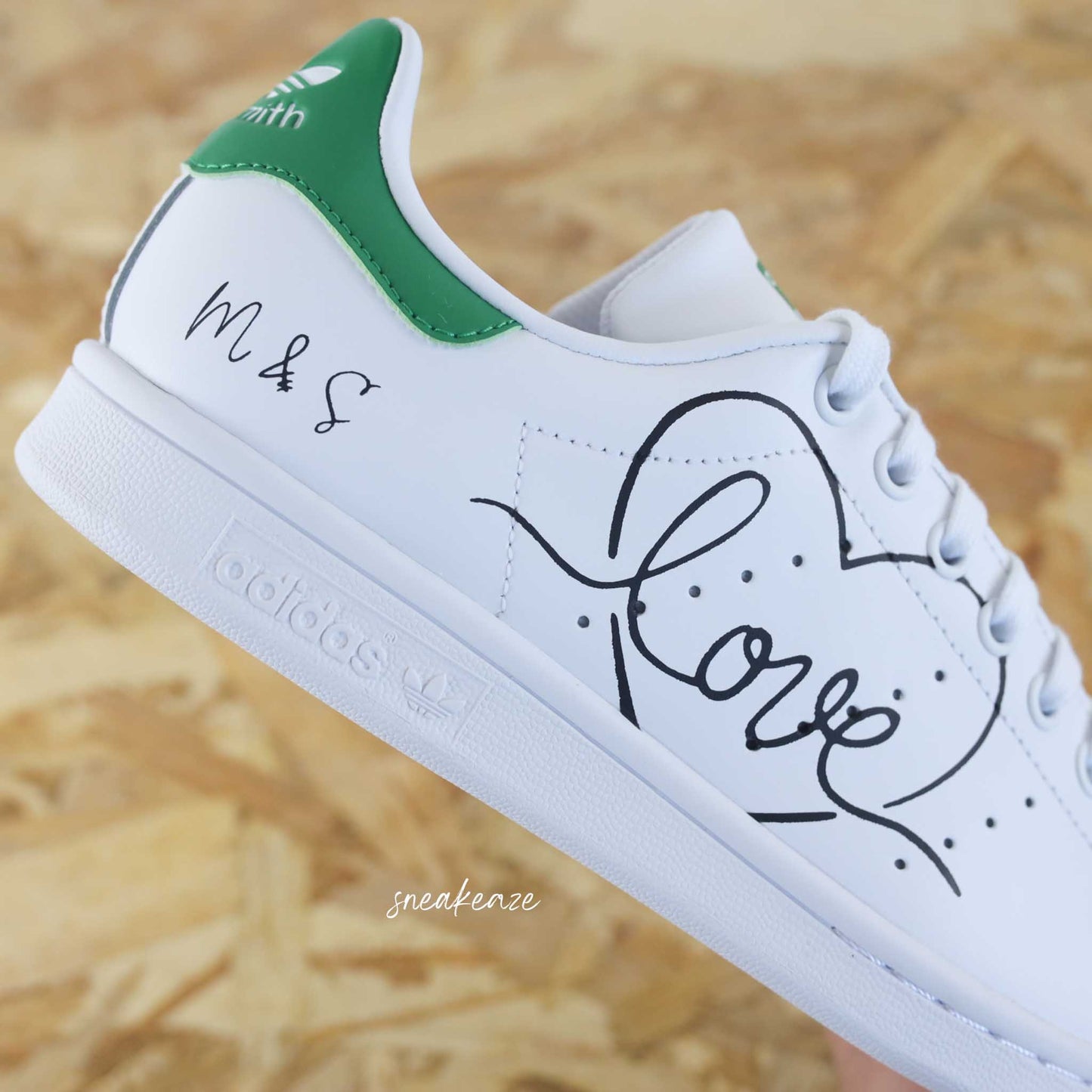 Baskets Adidas Stan smith custom - modèle mariage l'amour en voiture avec inscription de la date et des initiales sneakeaze custom