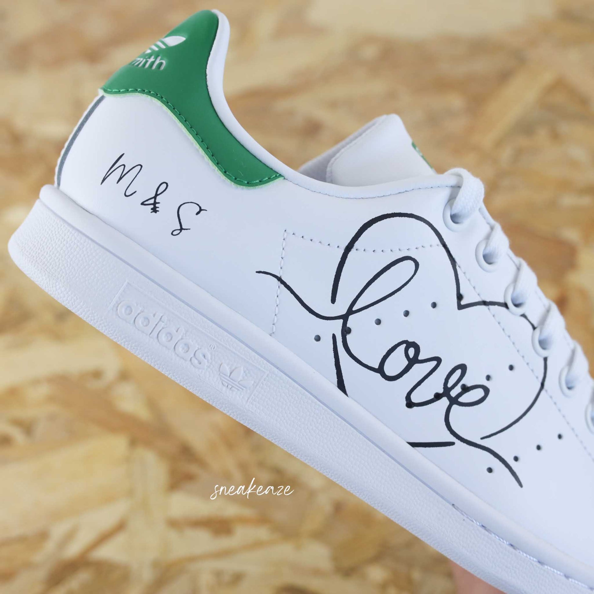 Baskets Adidas Stan smith custom - modèle mariage l'amour en voiture avec inscription de la date et des initiales sneakeaze custom