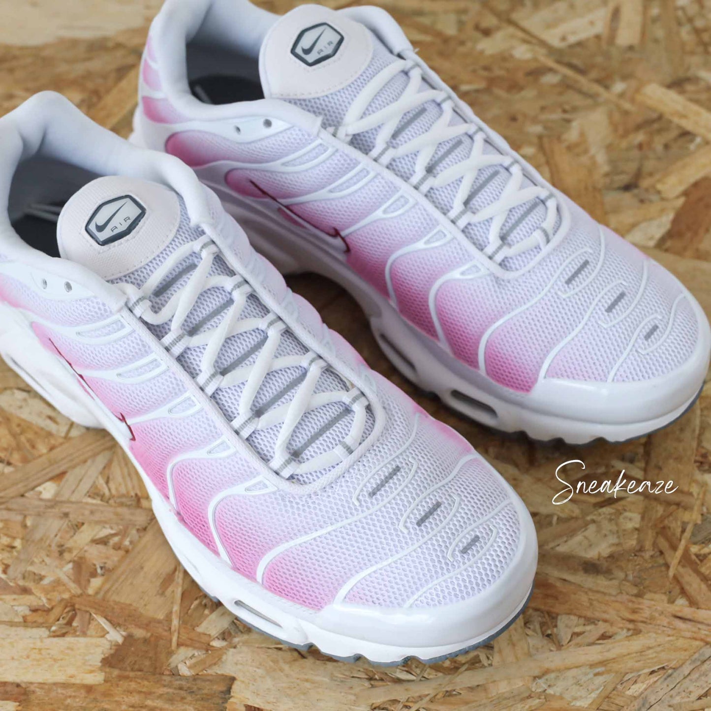 Baskets Nike Air Max Plus tuned (TN) custom dégradé rose pastel sneakeaze skz custom