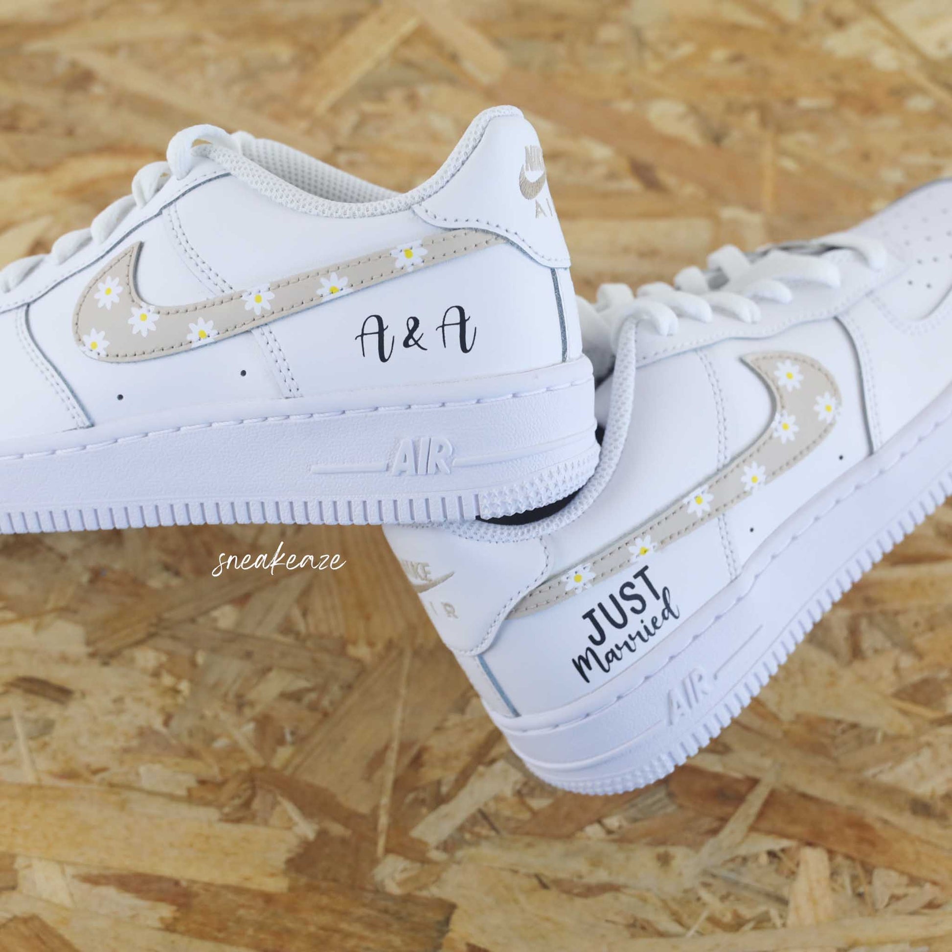 Nike Air Force 1 basses blanches en cuir custom, Démarquez-vous avec une paire de sneakers personnalisable pour votre mariage"Just Married" ainsi que les deux initiales des futurs mariés qui sort vraiment de l’ordinaire pour le jour J. Je dis OUI ! wedding day.