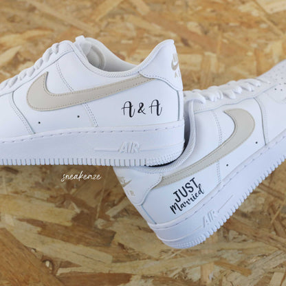 Nike Air Force 1 basses blanches en cuir custom, Démarquez-vous avec une paire de sneakers personnalisable pour votre mariage"Just Married" ainsi que les deux initiales des futurs mariés qui sort vraiment de l’ordinaire pour le jour J. Je dis OUI ! wedding day.