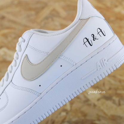 Nike Air Force 1 basses blanches en cuir custom, Démarquez-vous avec une paire de sneakers personnalisable pour votre mariage"Just Married" ainsi que les deux initiales des futurs mariés qui sort vraiment de l’ordinaire pour le jour J. Je dis OUI ! wedding day.