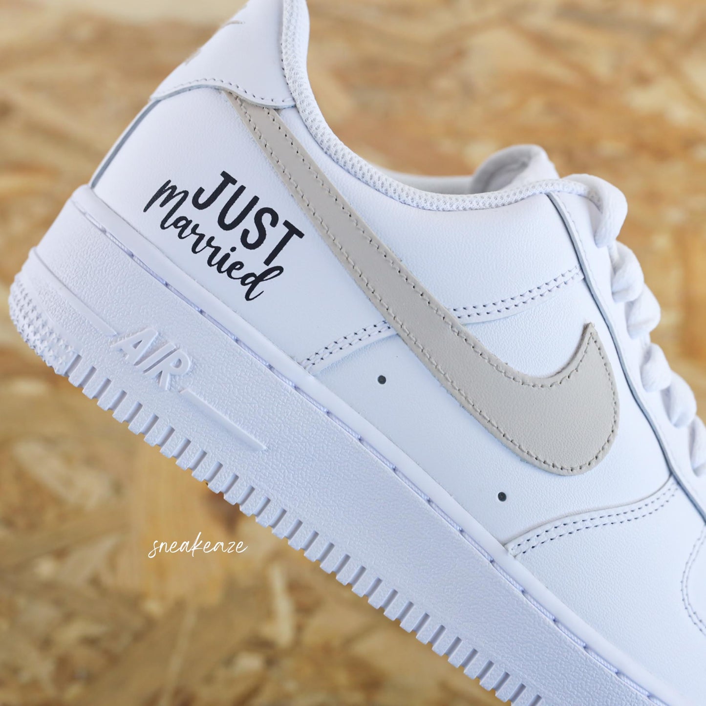 Nike Air Force 1 basses blanches en cuir custom, Démarquez-vous avec une paire de sneakers personnalisable pour votre mariage"Just Married" ainsi que les deux initiales des futurs mariés qui sort vraiment de l’ordinaire pour le jour J. Je dis OUI ! wedding day.