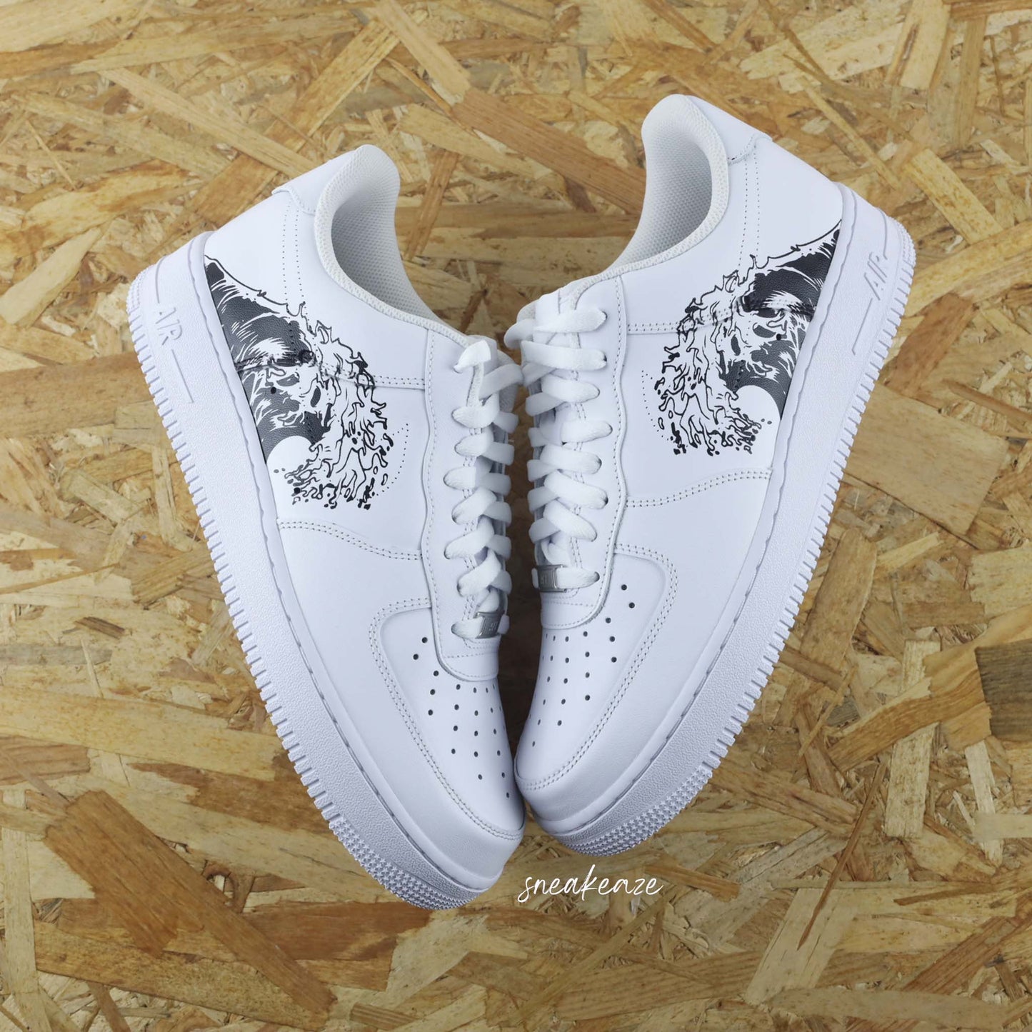 Baskets Nike air force 1 custom personnalisation sur-mesure - dessins traditionnels japonais kanagawa peint à la main sneakeaze custom skz hokusai