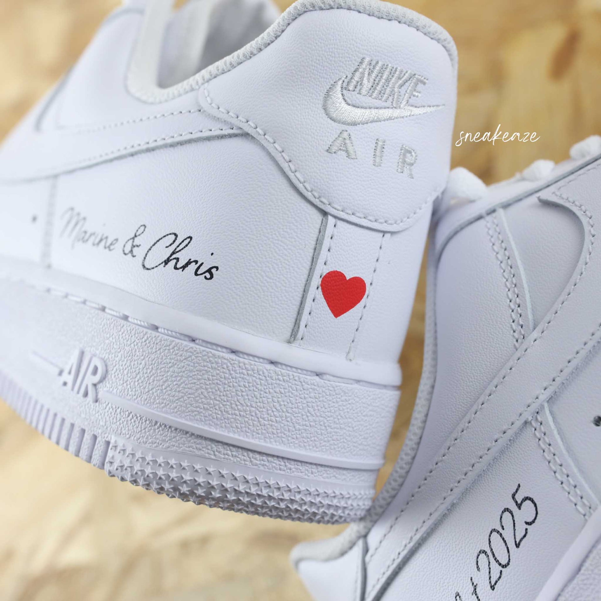 Nike Air Force 1 basses blanches en cuir custom, Démarquez-vous avec une paire de sneakers personnalisable pour votre mariage avec vos prénoms et la date du grand jour à l'arrière des baskets. Des sneakers qui sortent vraiment de l’ordinaire pour le jour J ! wedding day.