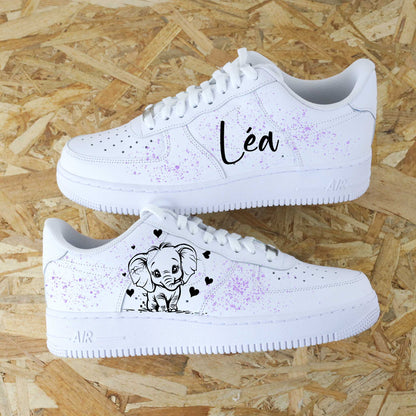 Baskets Nike Air force 1 custom dessin éléphant mignon et inscription prénom sur côtés extérieurs avec splash sneakeaze custom 