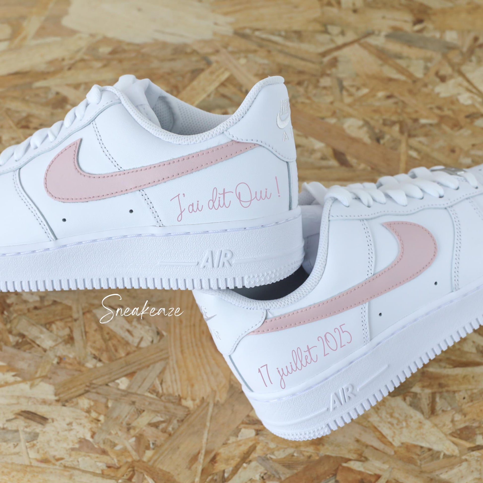 Nike Air Force 1 custom mariage - inscription de la date du jour J et de la phrase " j'ai dit Oui !" - Démarquez vous le jour de votre mariage avec une paire de sneakers personnalisée sneakeaze customs