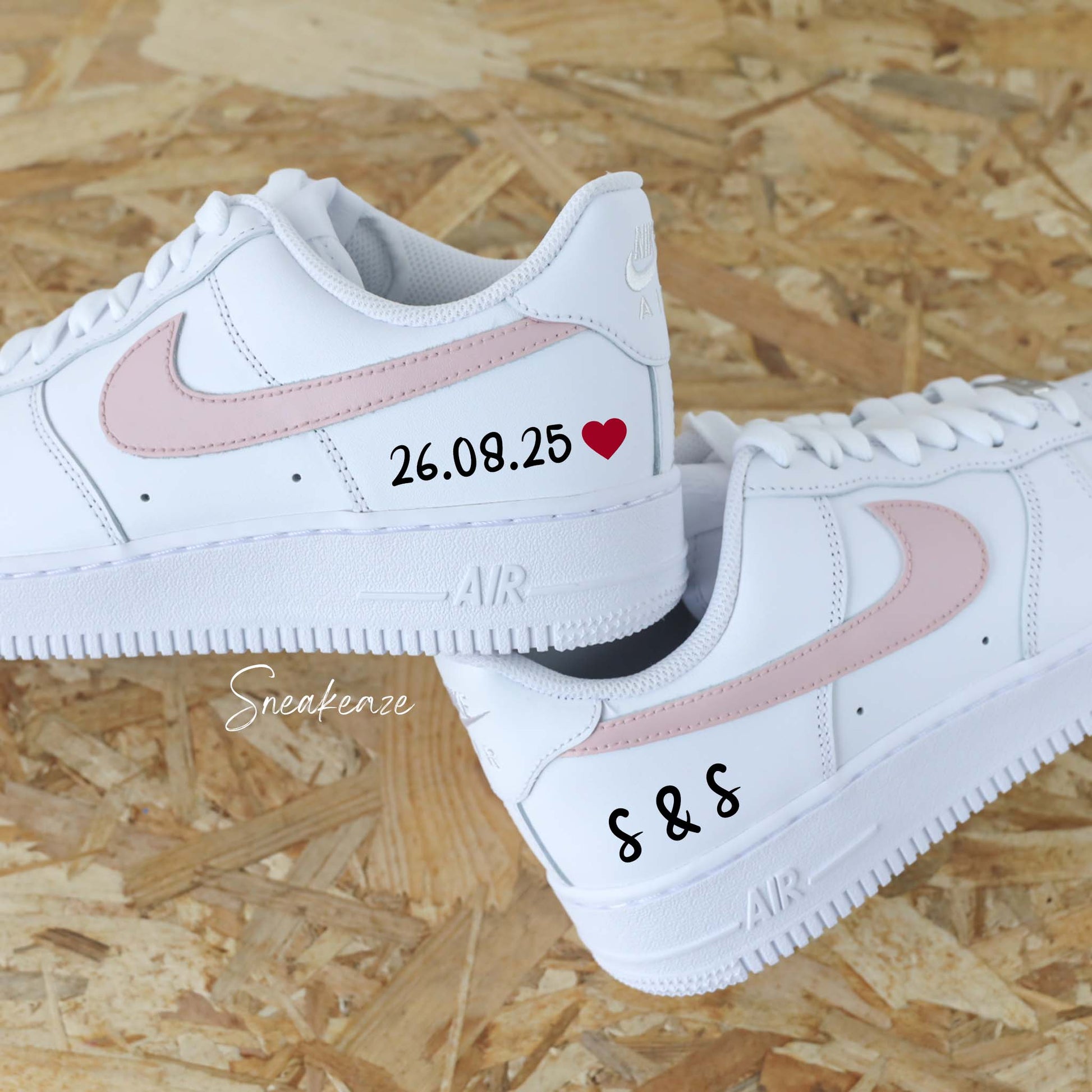 baskets Nike Air Force 1 custom mariage - inscription de la date et des 2 initiales des futurs mariés couleur pastel - sneakeaze customs skz