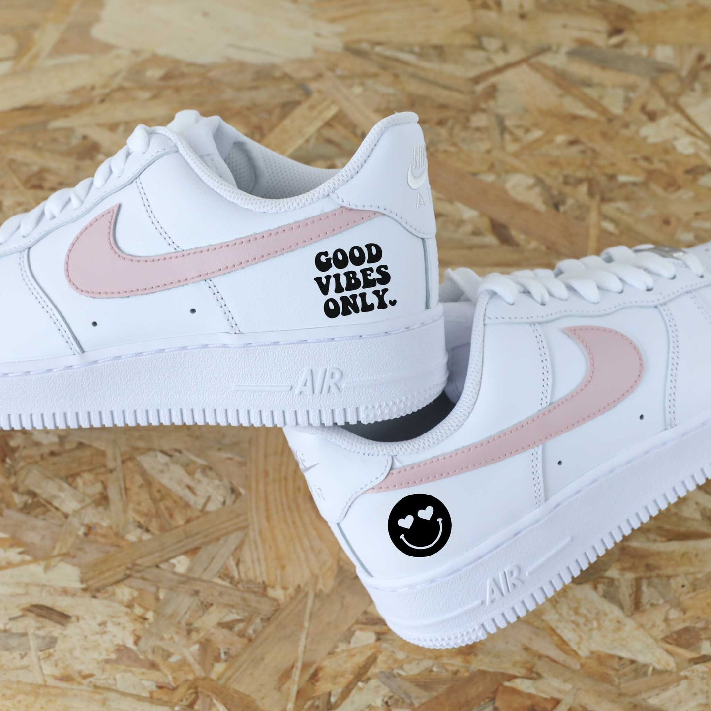 baskets nike air force 1 custom - sneakers personnalisées good vibes only rose clair - sneakeaze customs skz