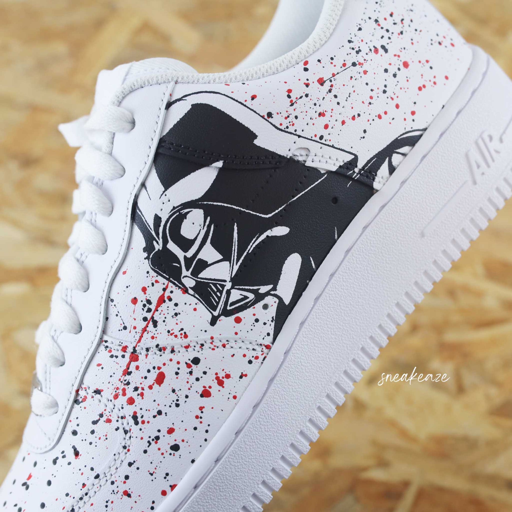 baskets Nike air force 1 custom dessin peint à la main star wars dark vador et maitre yoda jedi sneakeaze custom skz