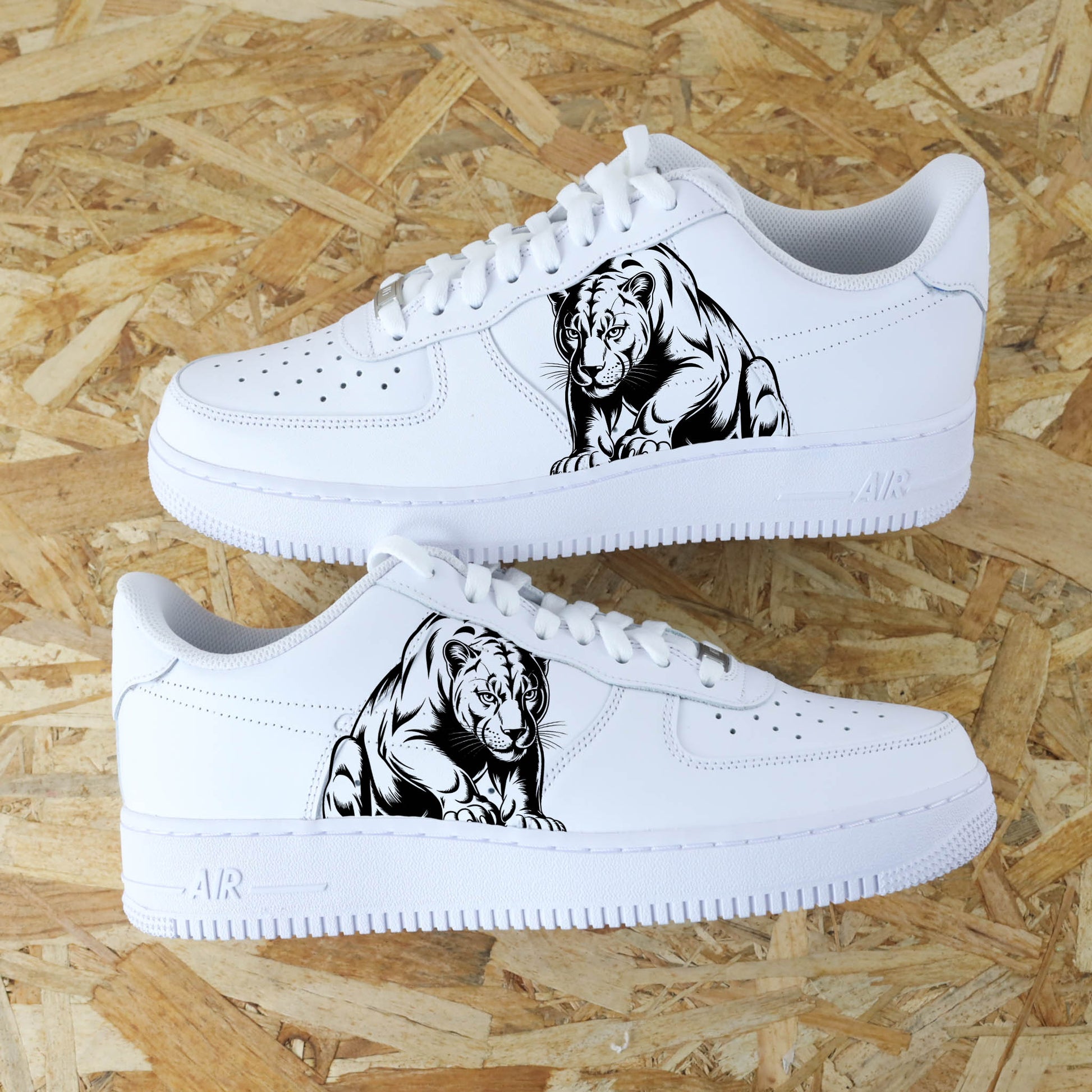 Baskets personnalisées Air Force 1, design panthère noire et splatter rouge, sneakers uniques pour idée cadeau Noël ou anniversaire
