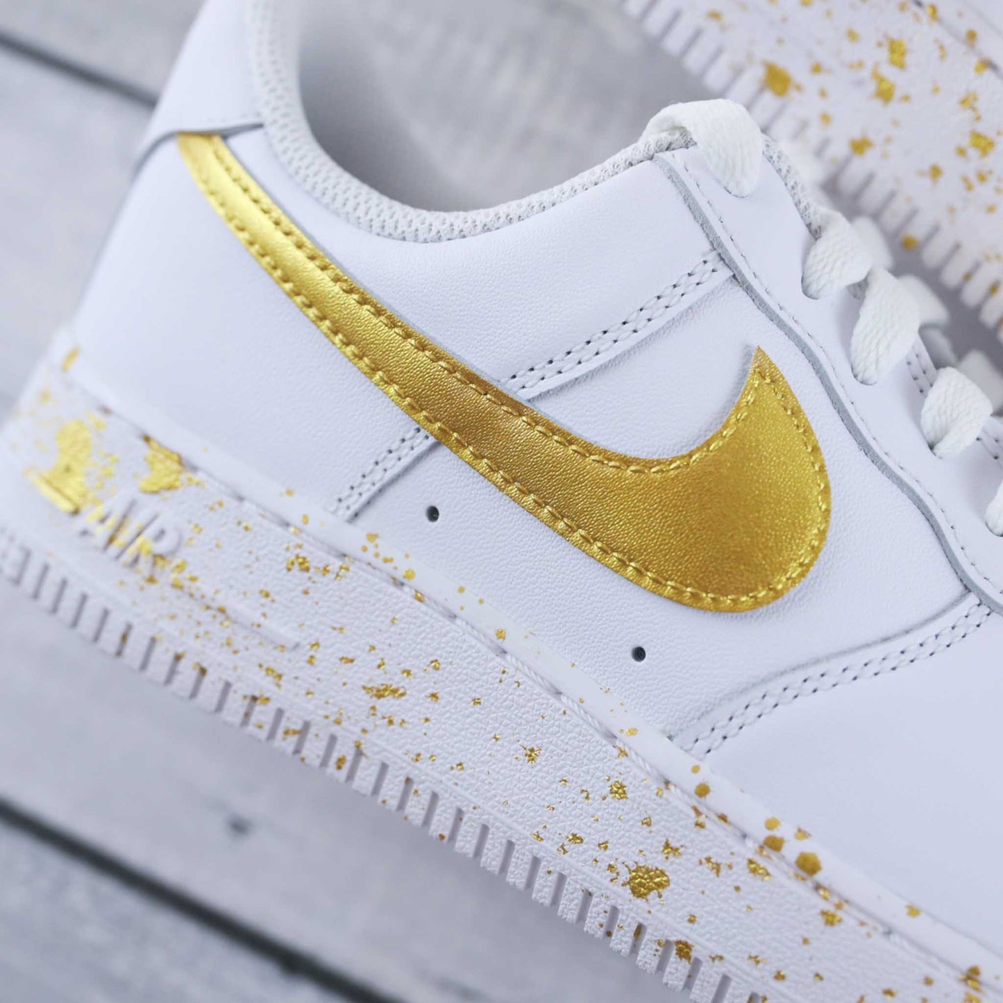 nike air force 1 custom doré sneakers custom gold af1 personnalisé splash peinture nike custom or femme